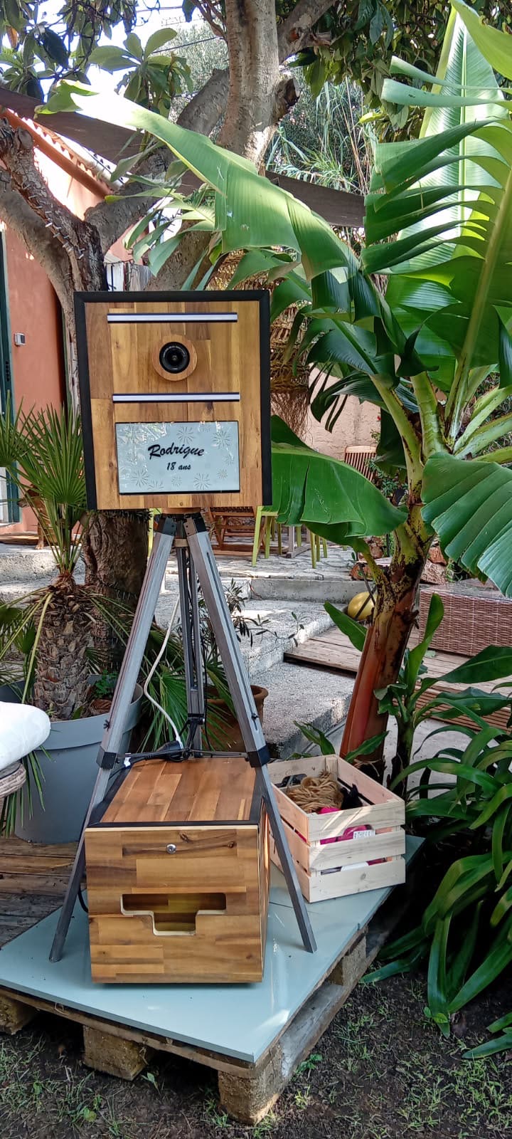 Photobooth Récréa’Vie en extérieur dans un jardin tropical