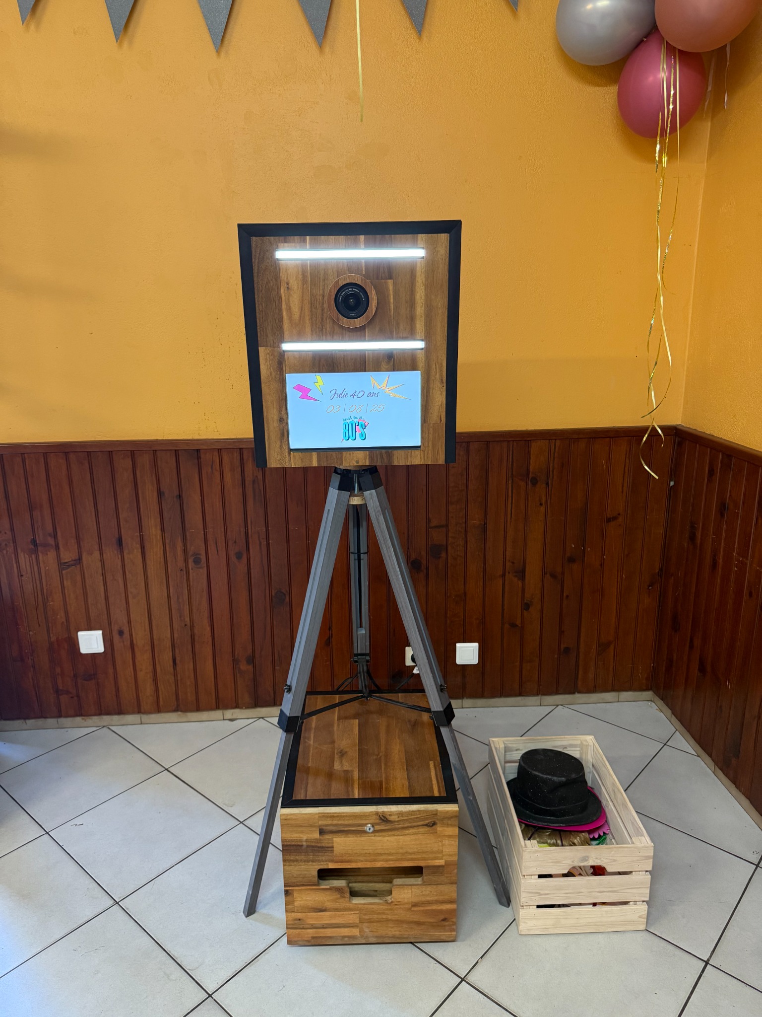Photobooth installé dans une salle à Toulon avec accessoires