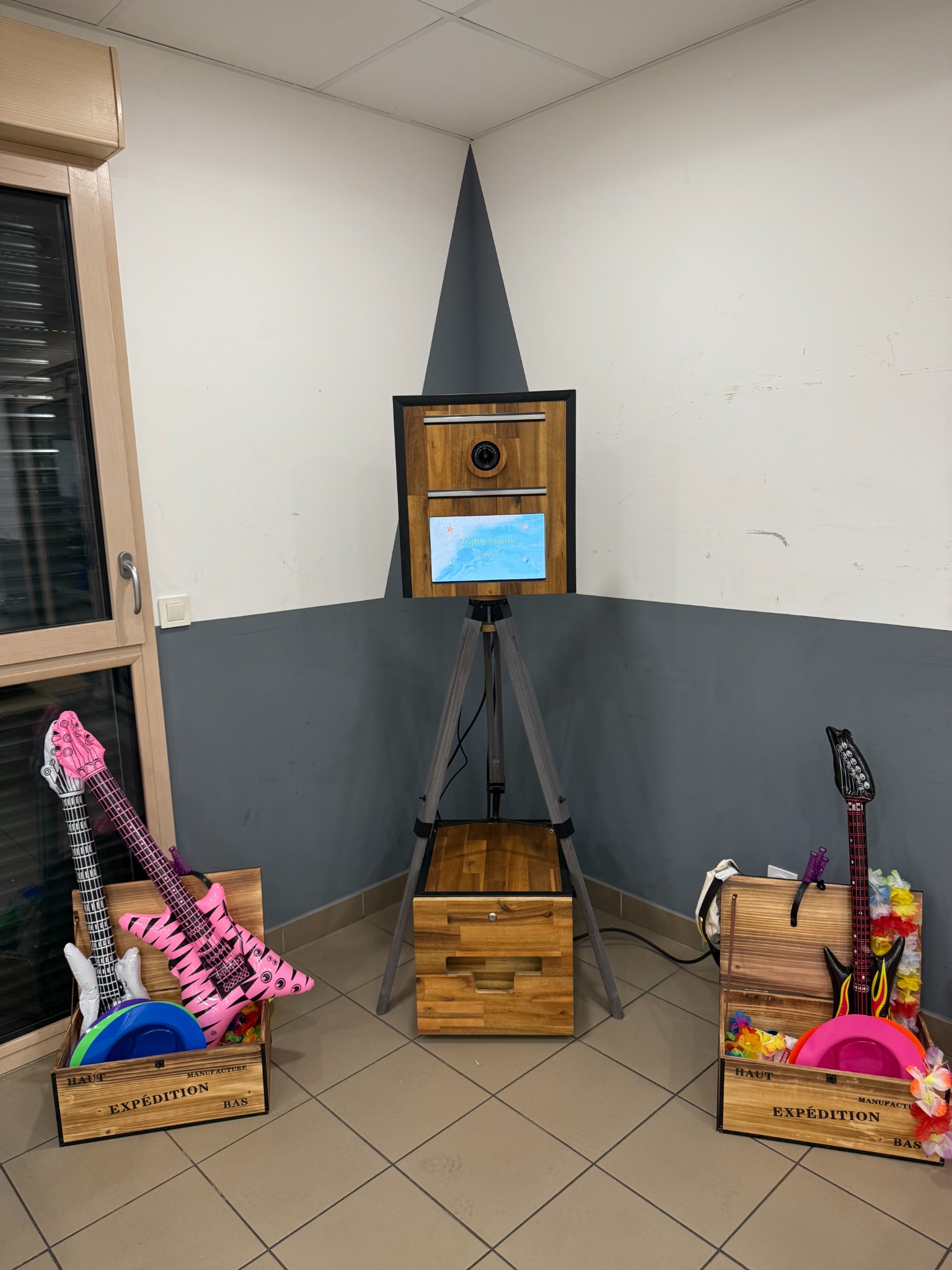 Photobooth Var avec guitares gonflables et accessoires de fête